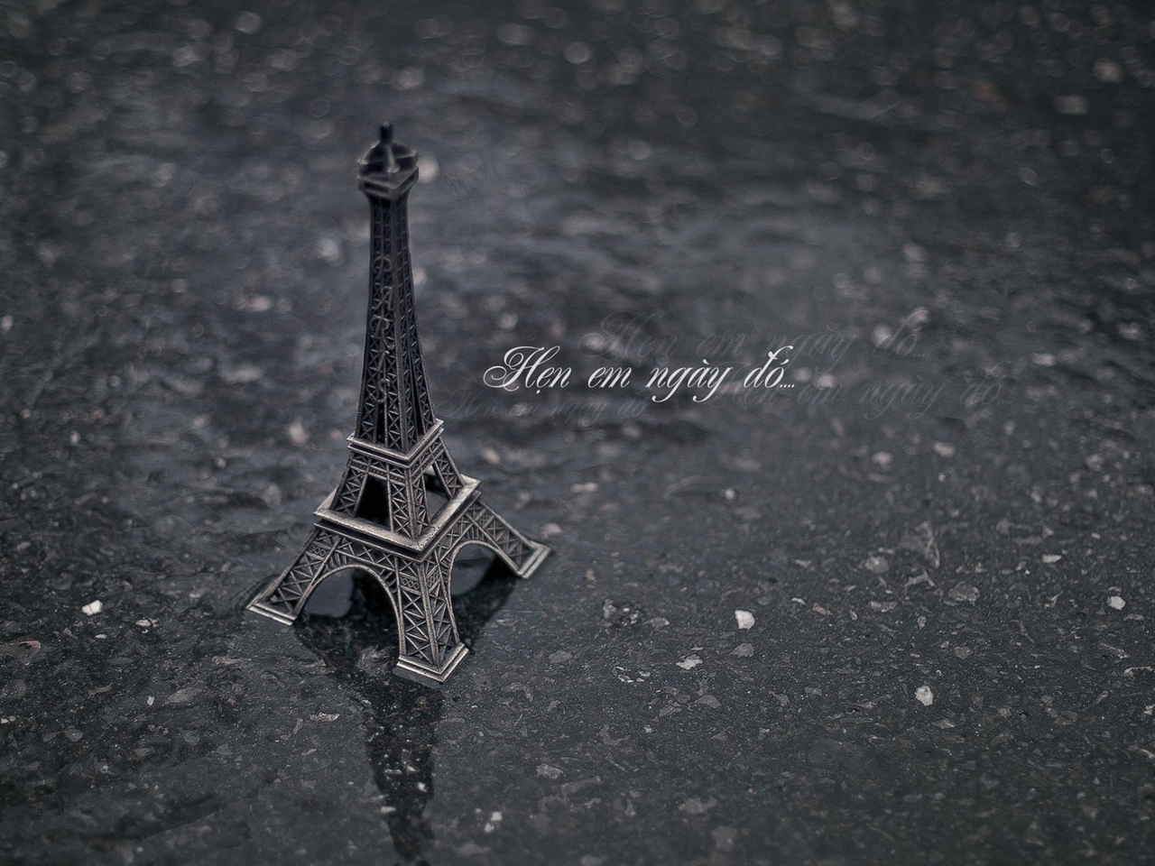 Toy Eiffel Tower screenshot #1 1280x960