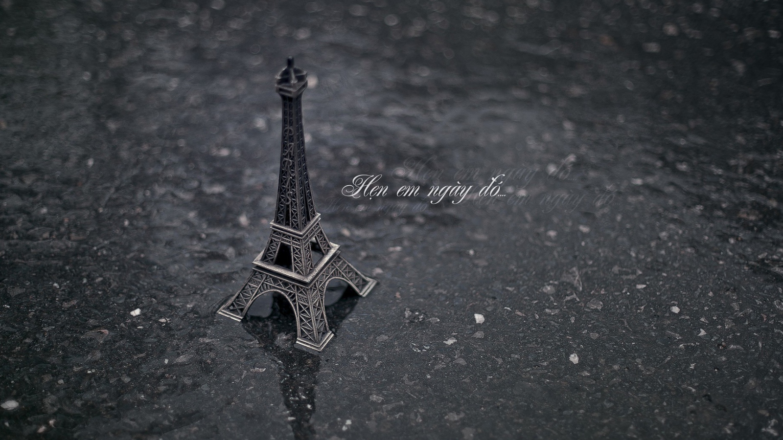 Toy Eiffel Tower screenshot #1 1600x900