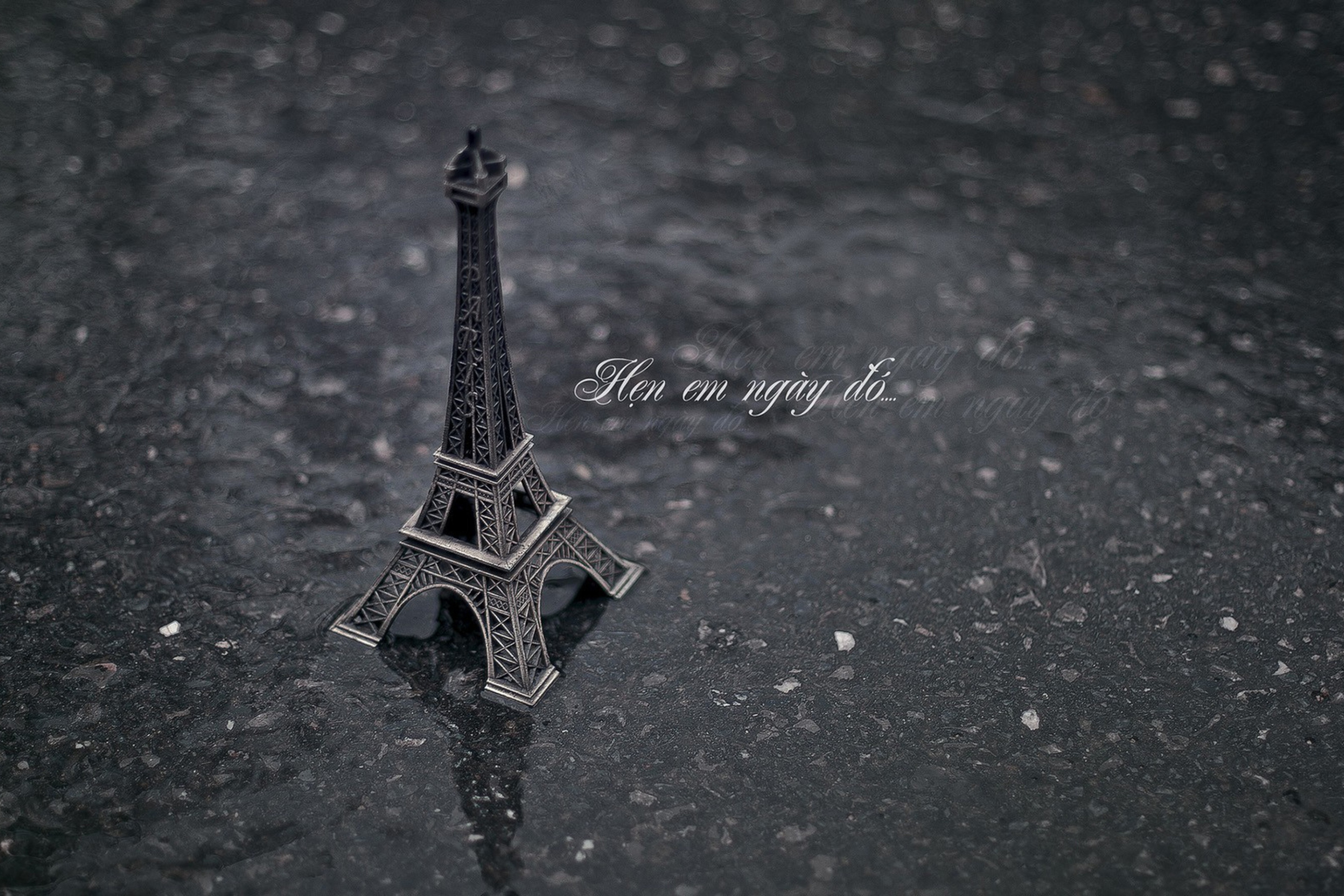 Toy Eiffel Tower screenshot #1 2880x1920