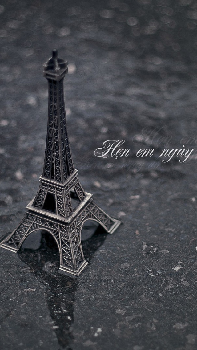 Toy Eiffel Tower screenshot #1 640x1136
