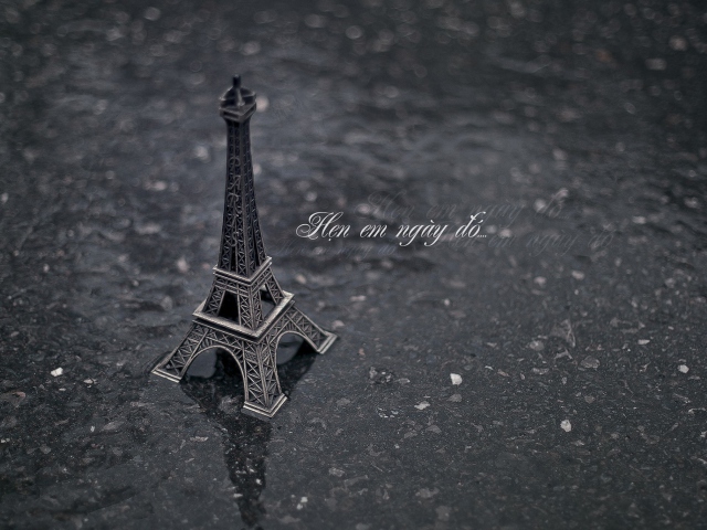 Fondo de pantalla Toy Eiffel Tower 640x480