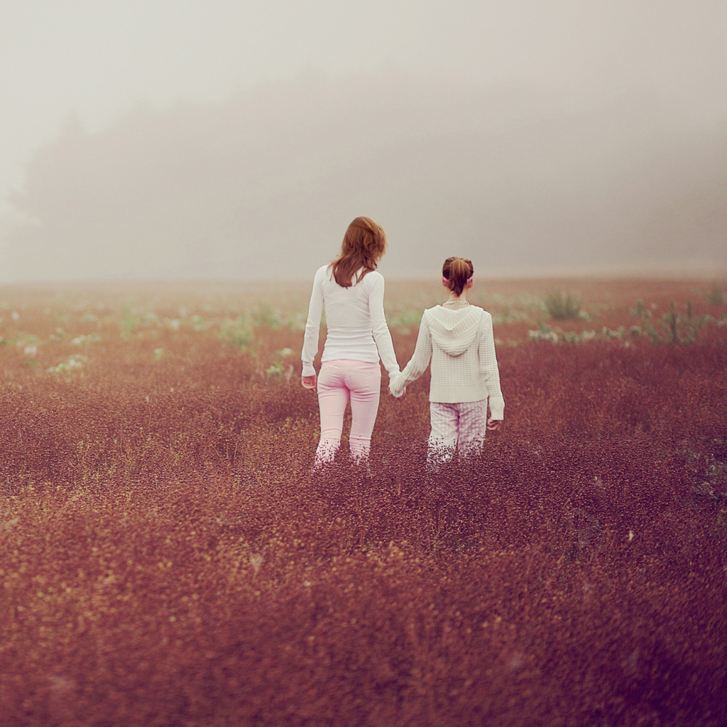 Fondo de pantalla Two Girls Walking In The Field 1024x1024