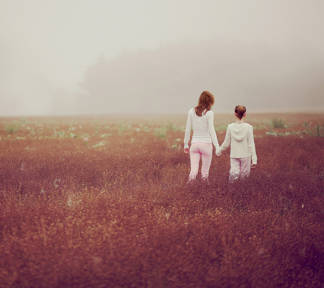Das Two Girls Walking In The Field Wallpaper 1080x960