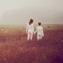 Das Two Girls Walking In The Field Wallpaper 128x128