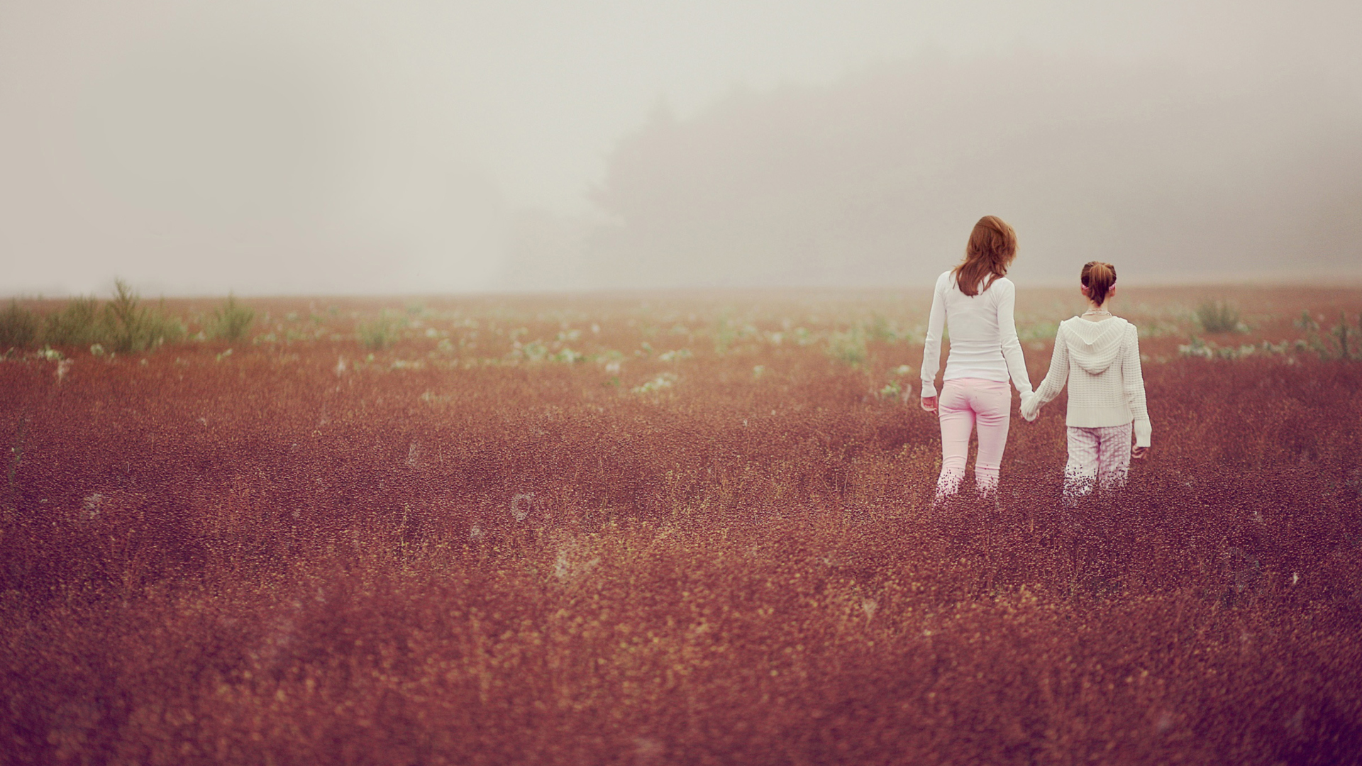 Das Two Girls Walking In The Field Wallpaper 1920x1080