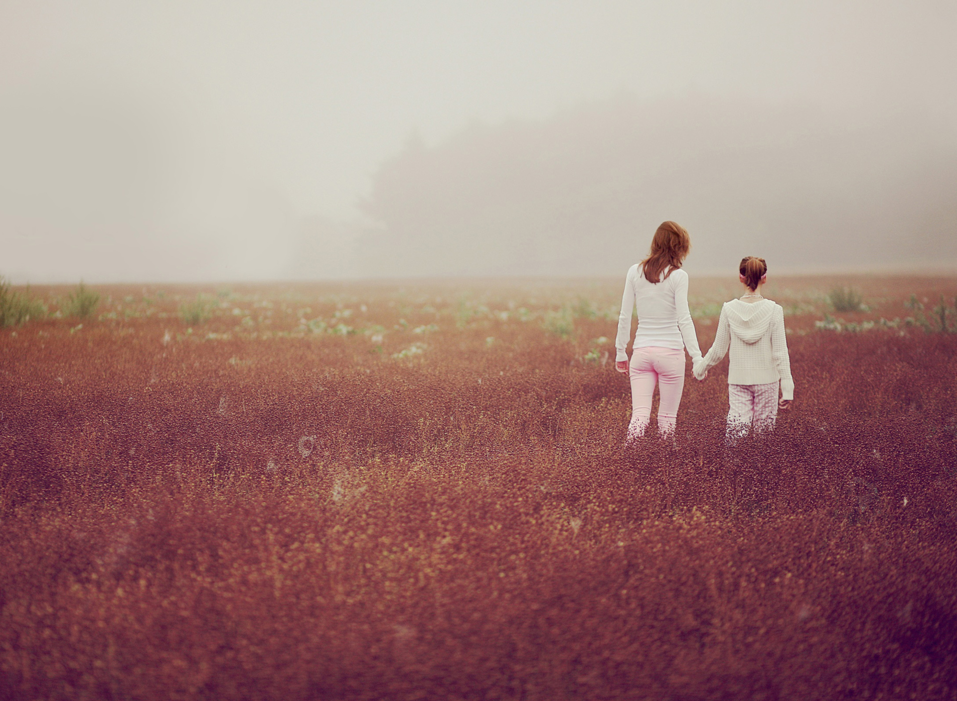 Das Two Girls Walking In The Field Wallpaper 1920x1408