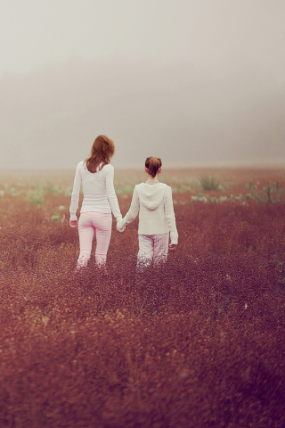 Das Two Girls Walking In The Field Wallpaper 320x480
