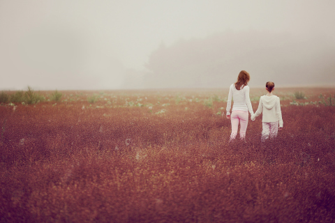 Das Two Girls Walking In The Field Wallpaper 480x320