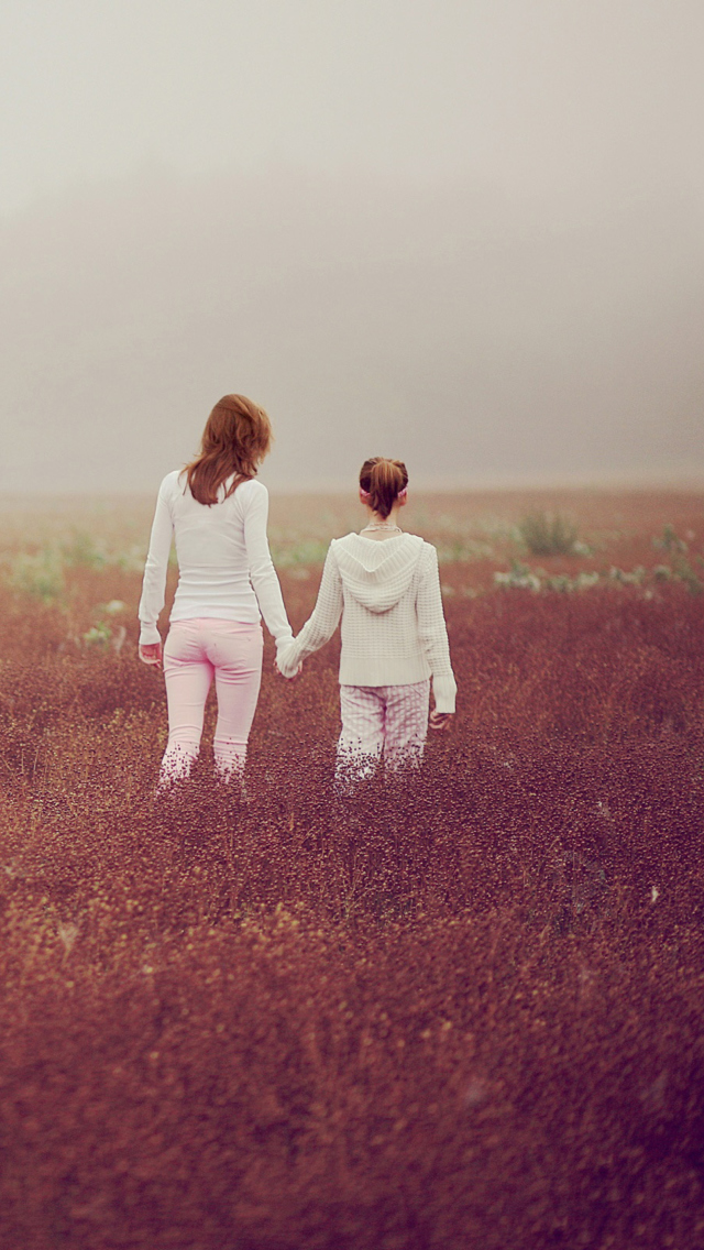 Обои Two Girls Walking In The Field 640x1136