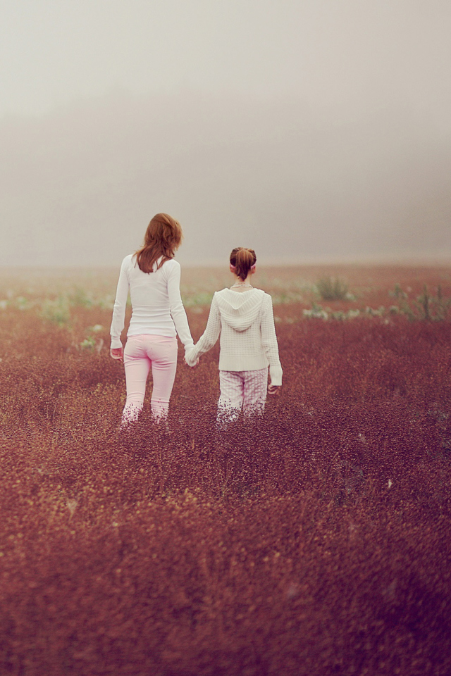 Fondo de pantalla Two Girls Walking In The Field 640x960