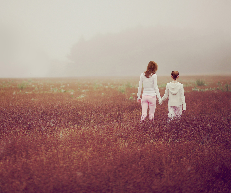 Das Two Girls Walking In The Field Wallpaper 960x800