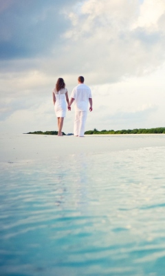 Das Romantic Walk By Beach Wallpaper 240x400