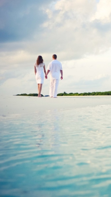 Fondo de pantalla Romantic Walk By Beach 360x640