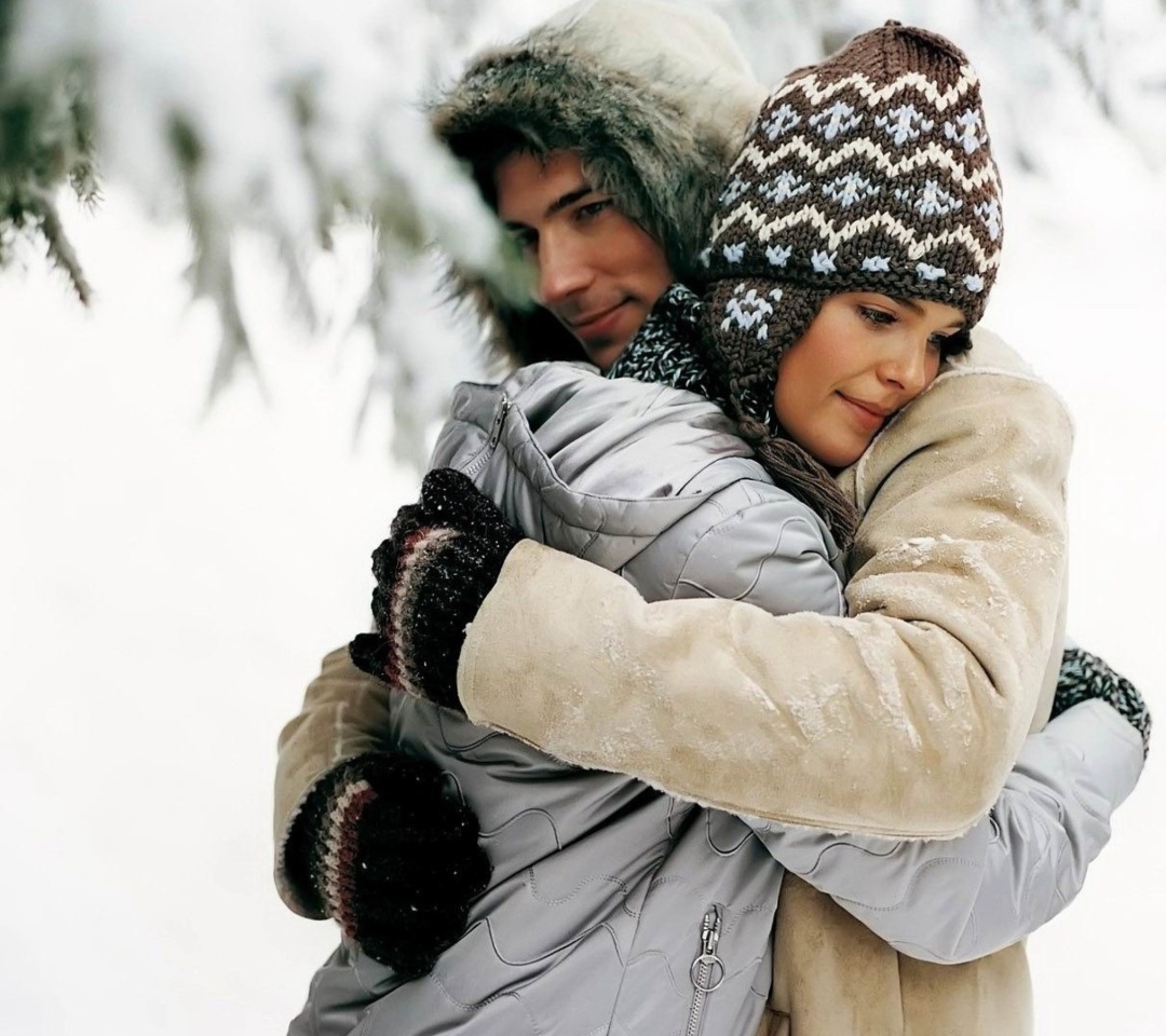 Das Romantic winter hugs Wallpaper 1080x960