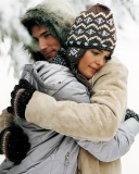 Das Romantic winter hugs Wallpaper 128x160