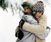 Romantic winter hugs wallpaper 176x144