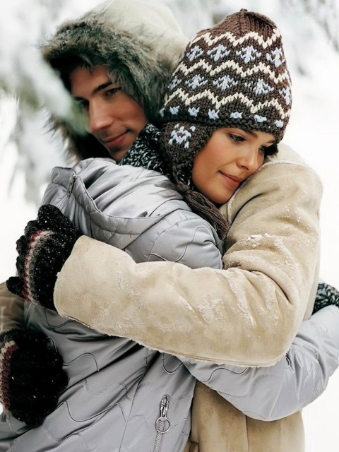 Обои Romantic winter hugs 480x640