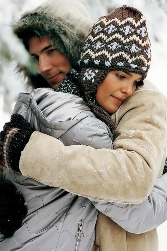 Romantic winter hugs wallpaper 640x960