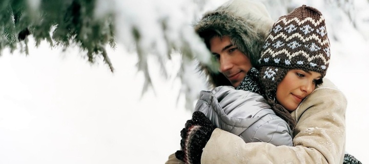 Fondo de pantalla Romantic winter hugs 720x320