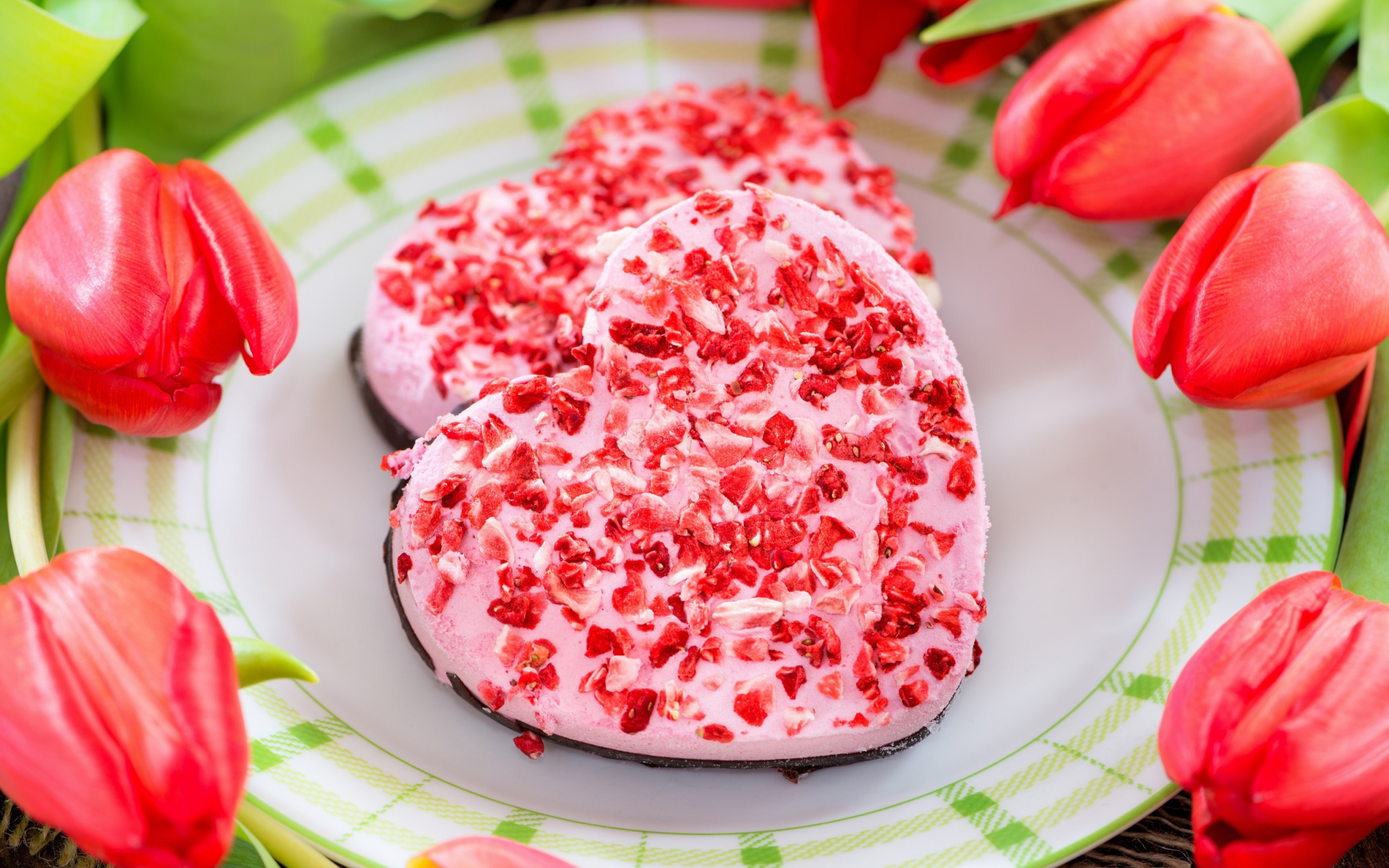 Обои Pink Cake Hearts 2560x1600