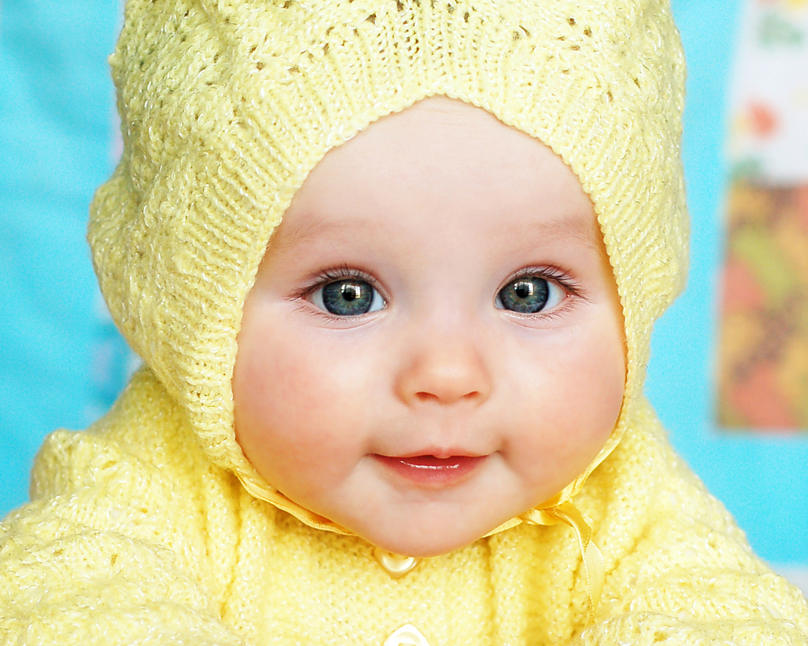 Обои Baby In Yellow Hood 1600x1280