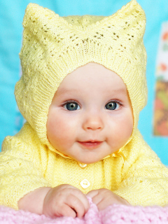 Fondo de pantalla Baby In Yellow Hood 240x320