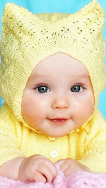 Das Baby In Yellow Hood Wallpaper 360x640