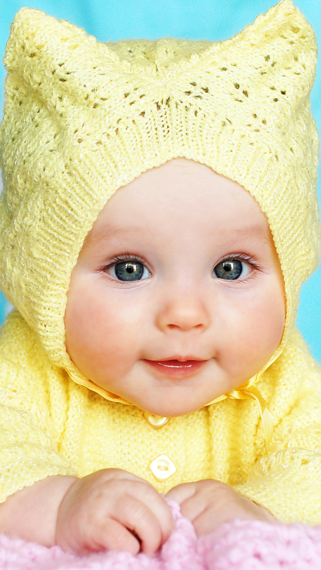 Das Baby In Yellow Hood Wallpaper 640x1136