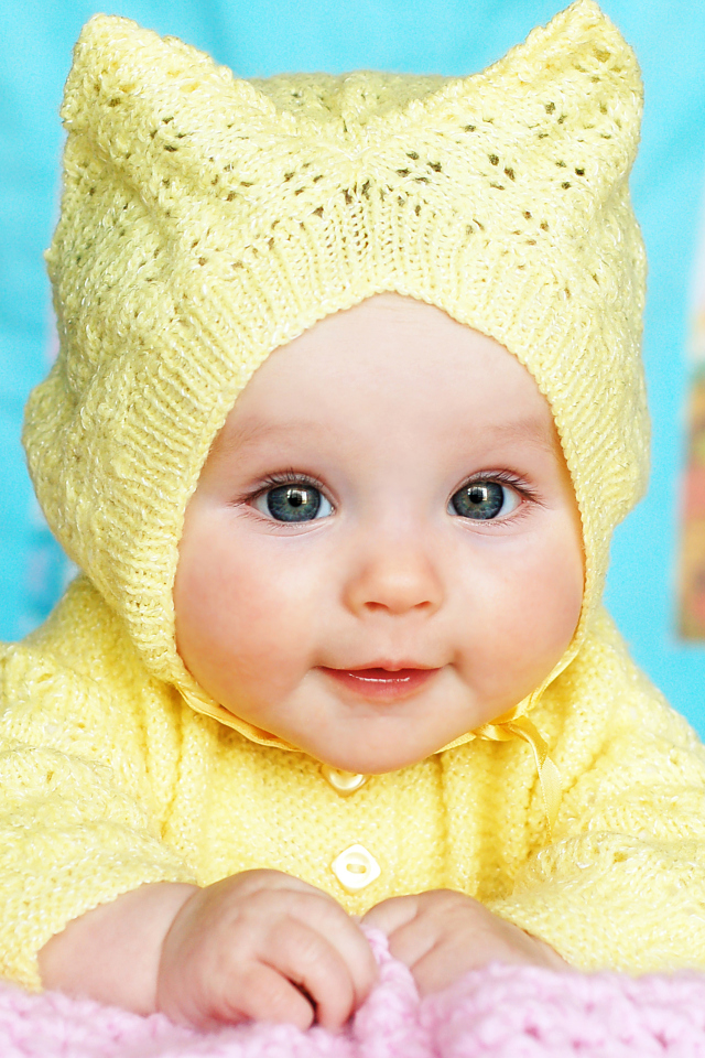 Sfondi Baby In Yellow Hood 640x960