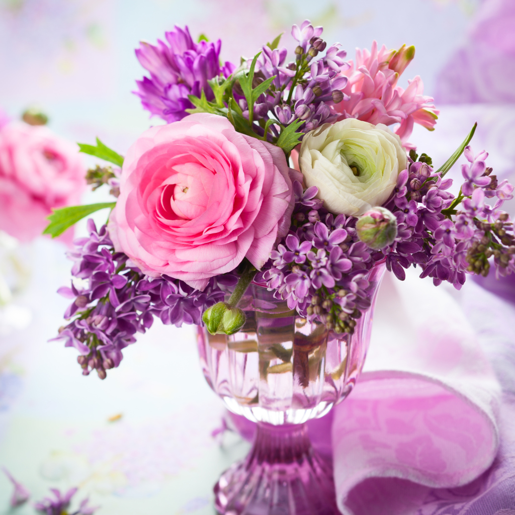Обои Ranunkulyus And Lilac Bouquet 1024x1024