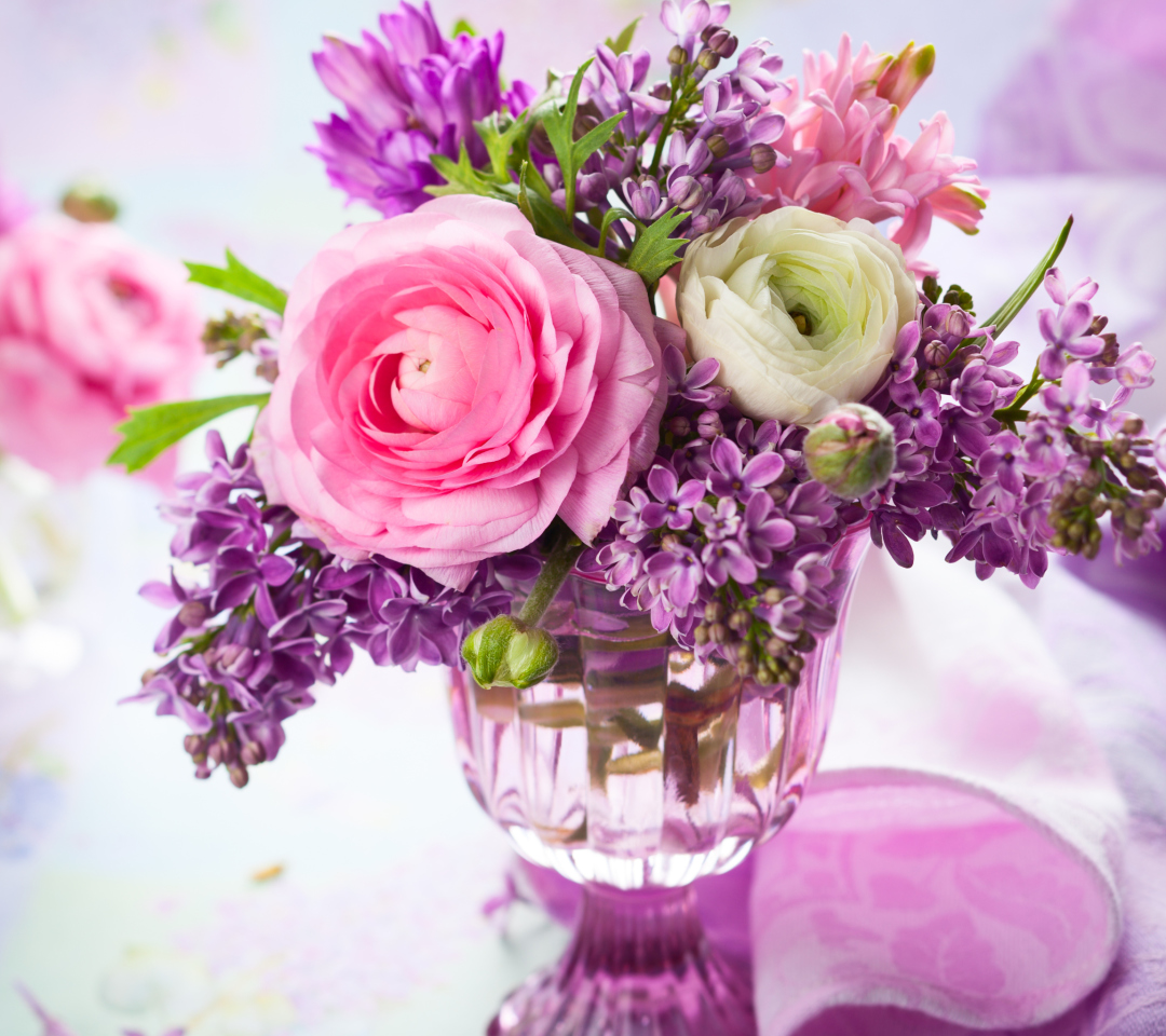 Fondo de pantalla Ranunkulyus And Lilac Bouquet 1080x960