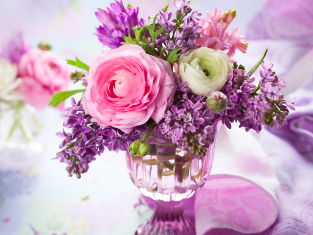 Das Ranunkulyus And Lilac Bouquet Wallpaper 640x480
