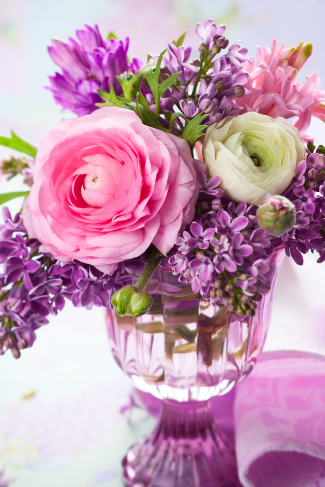 Обои Ranunkulyus And Lilac Bouquet 640x960