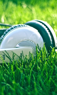 Das Headphones In Grass Wallpaper 240x400