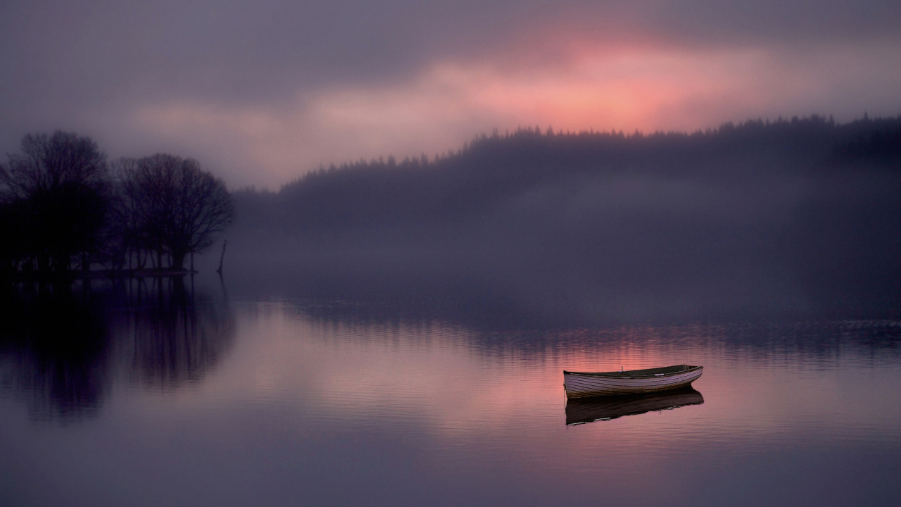 Screenshot №1 pro téma Lonely Boat And Foggy Landscape 1280x720