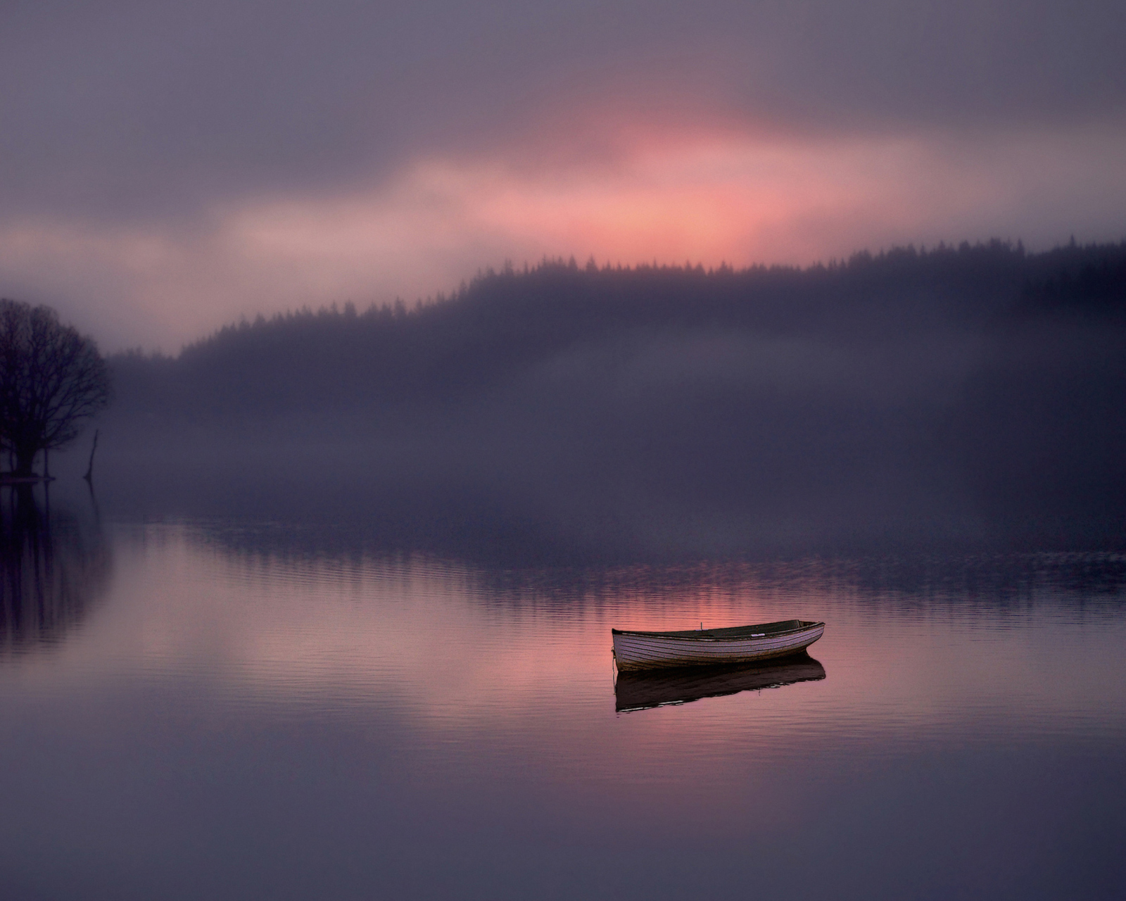 Fondo de pantalla Lonely Boat And Foggy Landscape 1600x1280