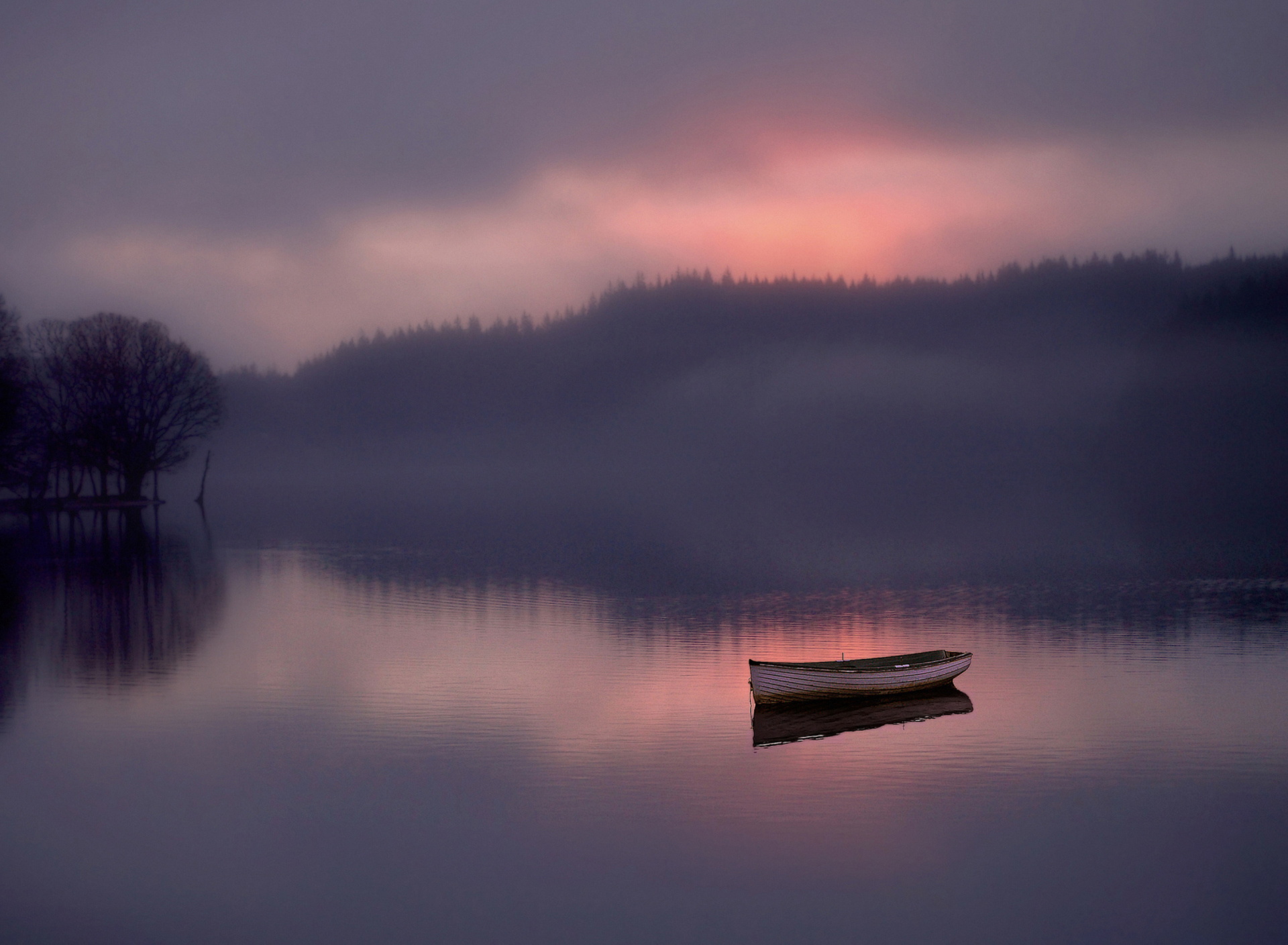 Fondo de pantalla Lonely Boat And Foggy Landscape 1920x1408