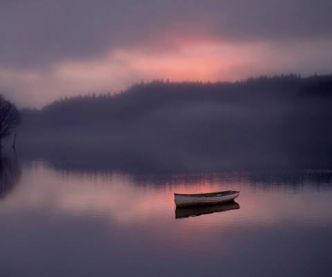 Fondo de pantalla Lonely Boat And Foggy Landscape 480x400