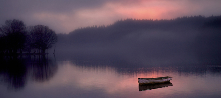 Sfondi Lonely Boat And Foggy Landscape 720x320