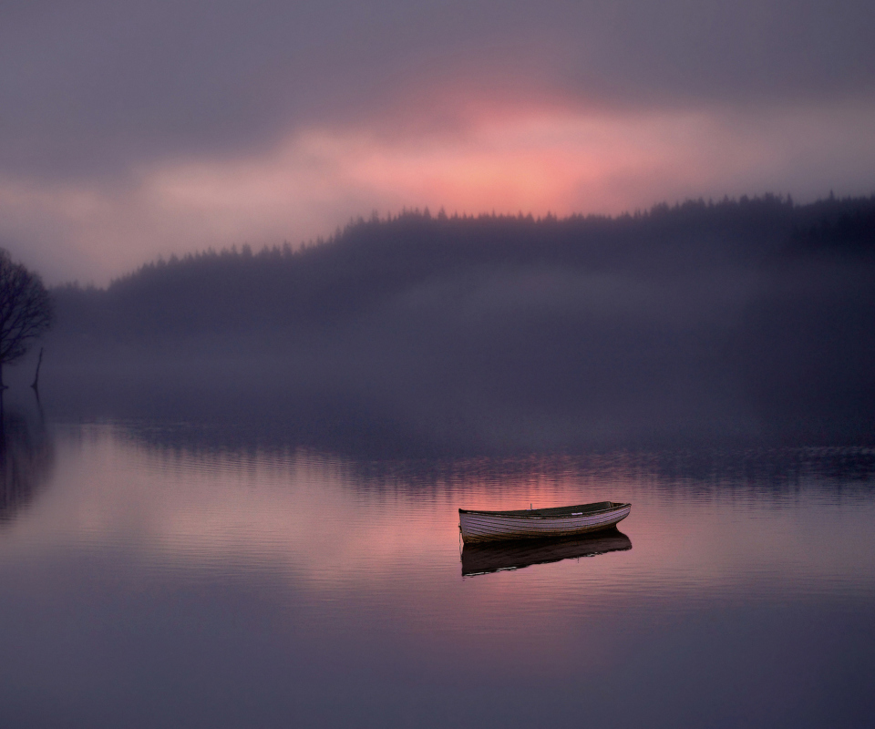 Fondo de pantalla Lonely Boat And Foggy Landscape 960x800