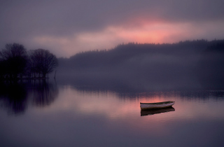 Lonely Boat And Foggy Landscape - Obrázkek zdarma 