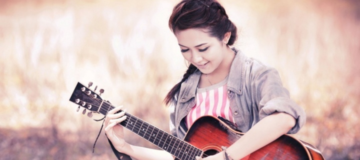 Fondo de pantalla Chinese girl with guitar 720x320