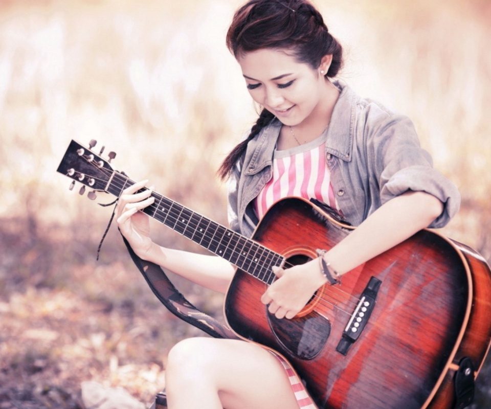 Das Chinese girl with guitar Wallpaper 960x800