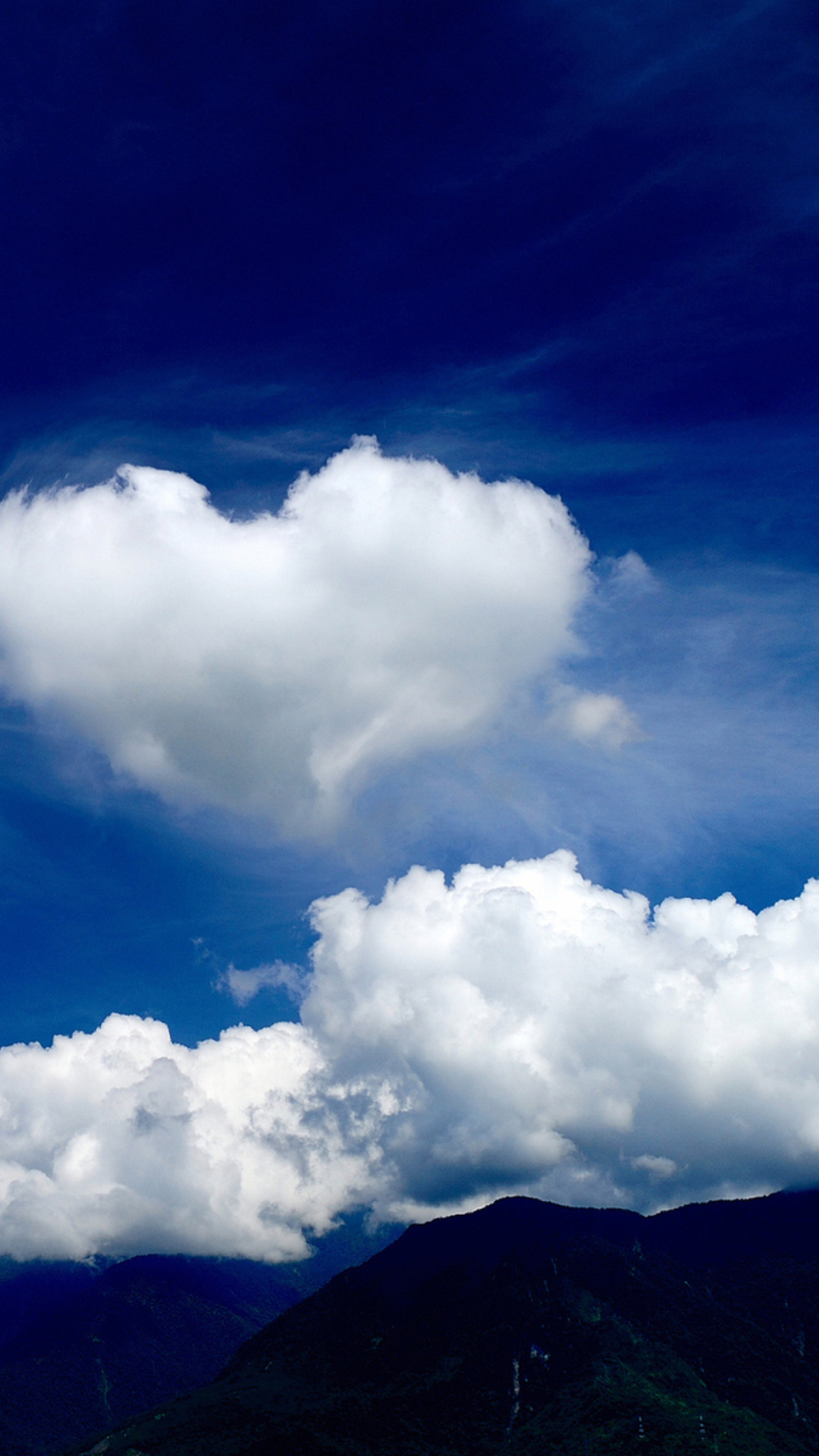 Sfondi Heart In Blue Sky 1080x1920