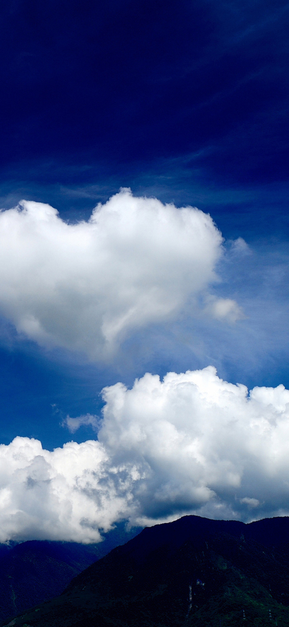 Das Heart In Blue Sky Wallpaper 1170x2532