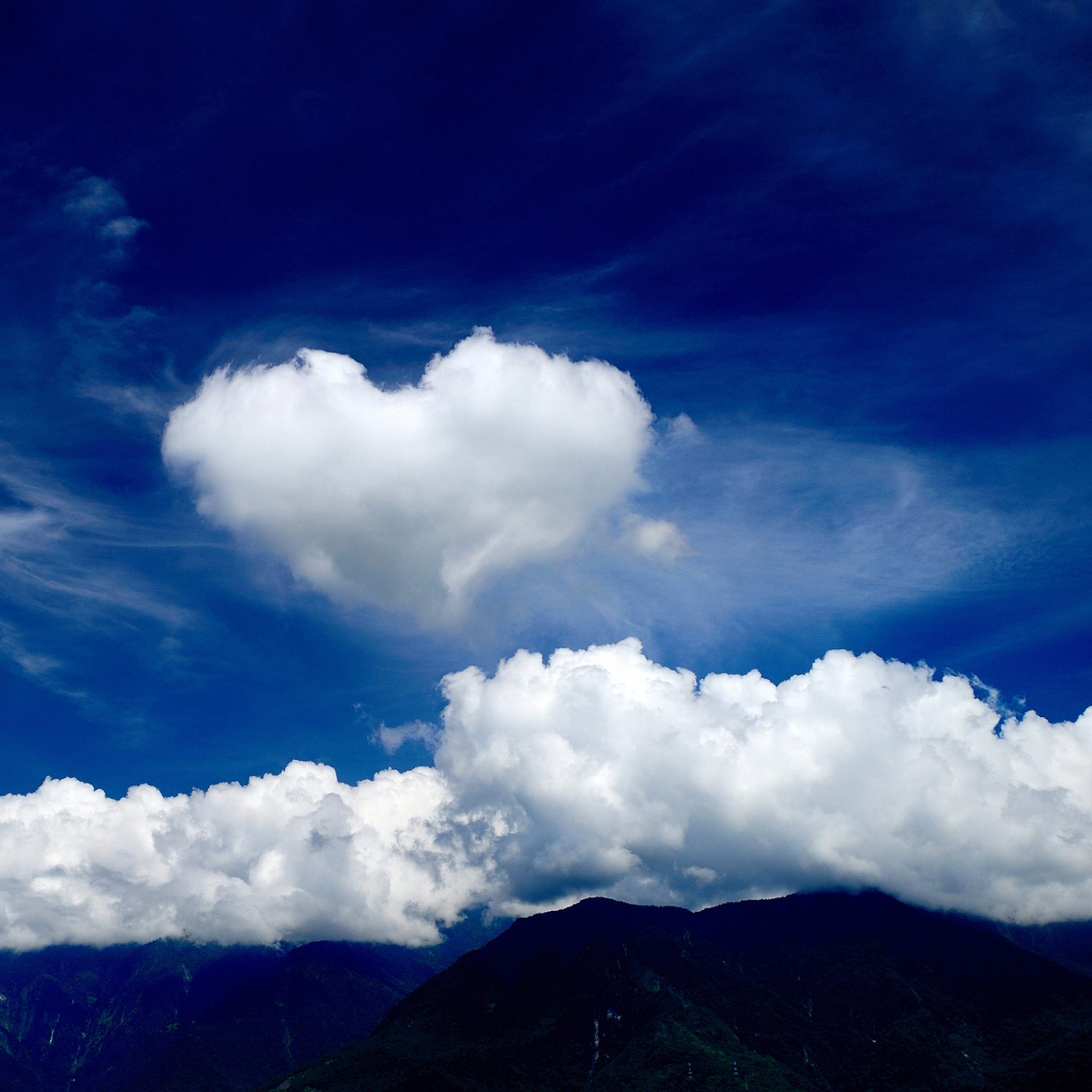 Heart In Blue Sky wallpaper 2048x2048