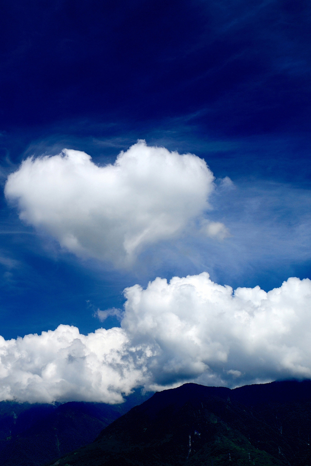 Das Heart In Blue Sky Wallpaper 640x960