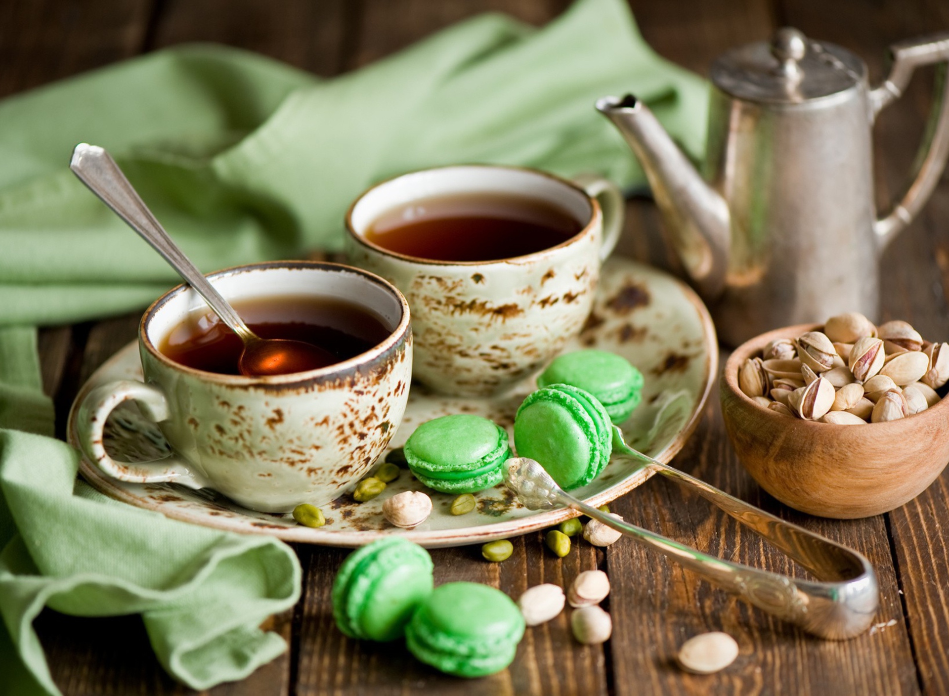 Das Pistachio Macarons And Tea Wallpaper 1920x1408