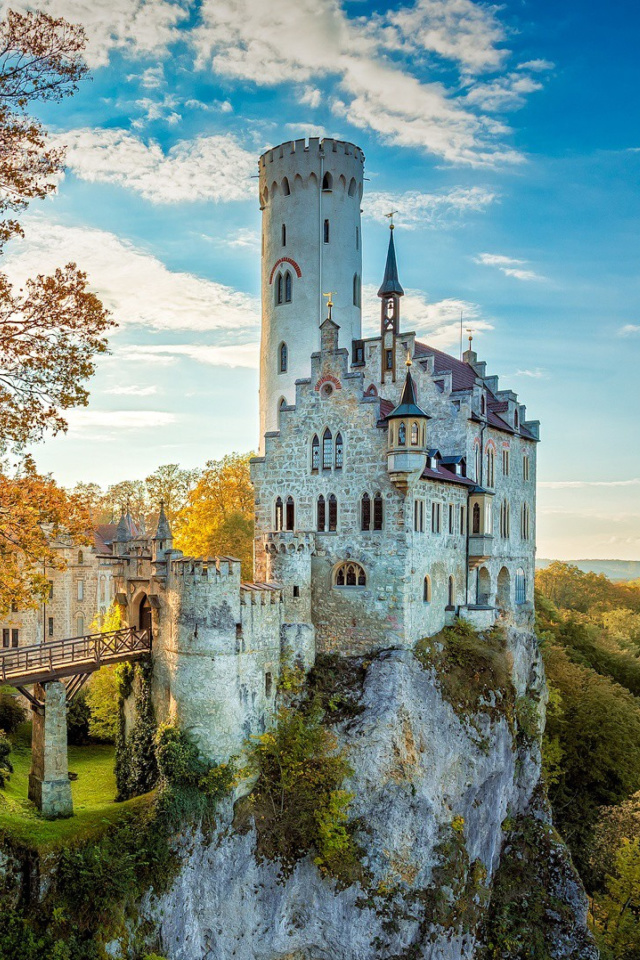 Sfondi Lichtenstein Castle in Wurttemberg 640x960
