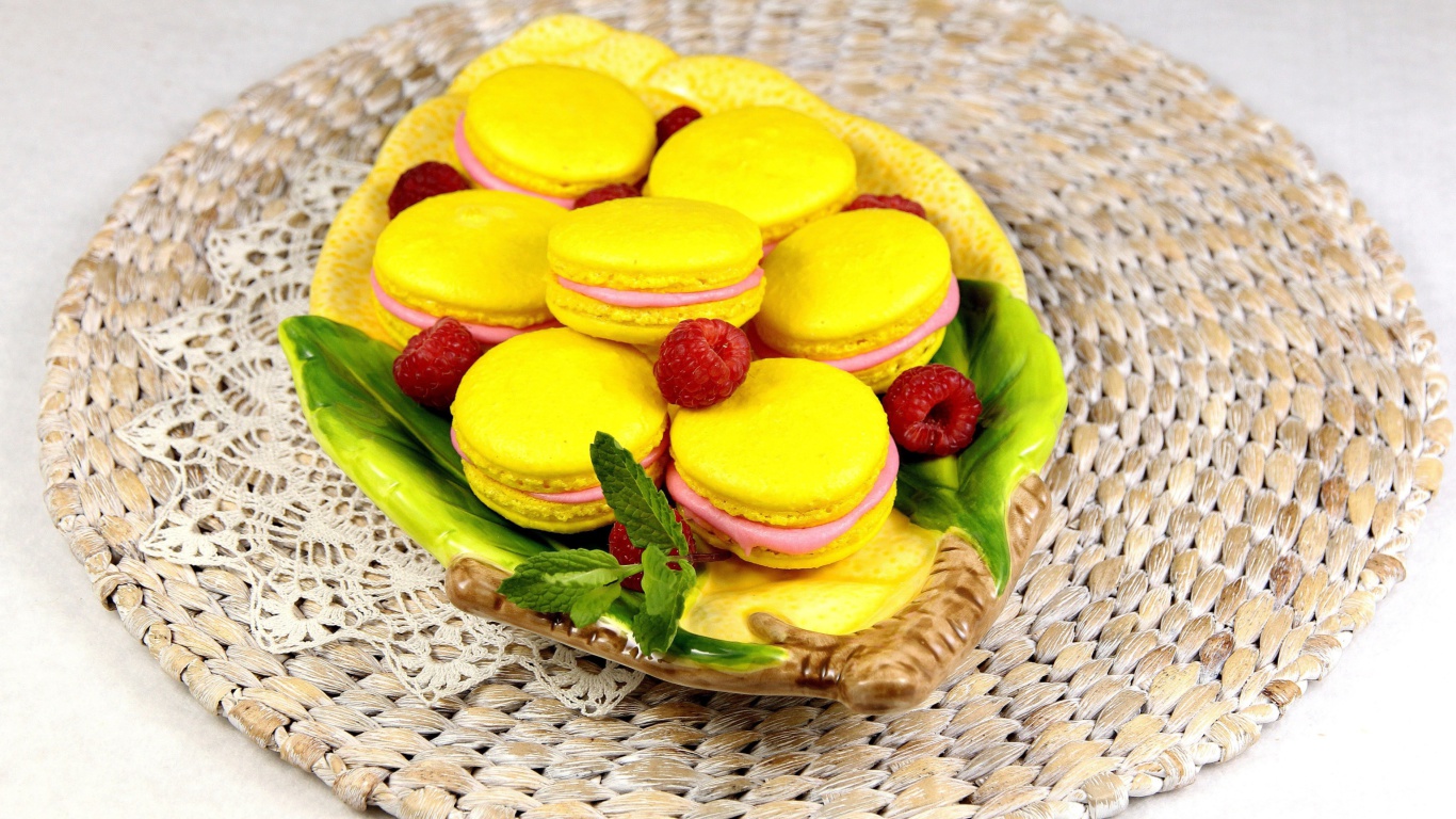 Das Yellow Macarons Wallpaper 1366x768